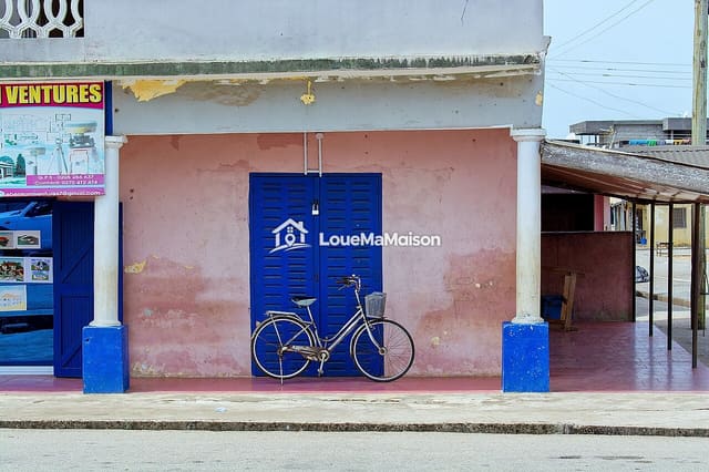Boutique à porte bleue avec arrière-boutique à Adjamé