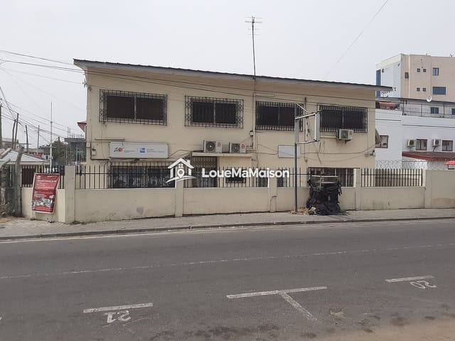 Bureaux de 180 m² sur deux niveaux à Point E
