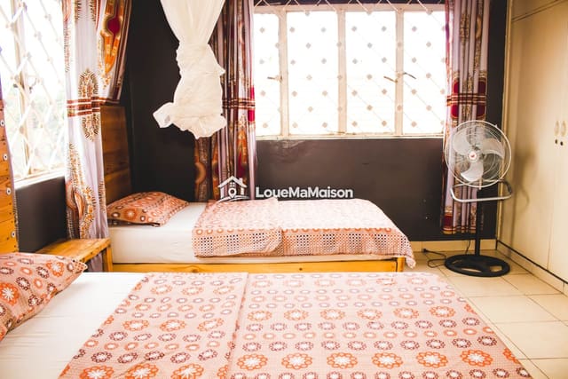 Chambre simple dans une maison turquoise à Akébé
