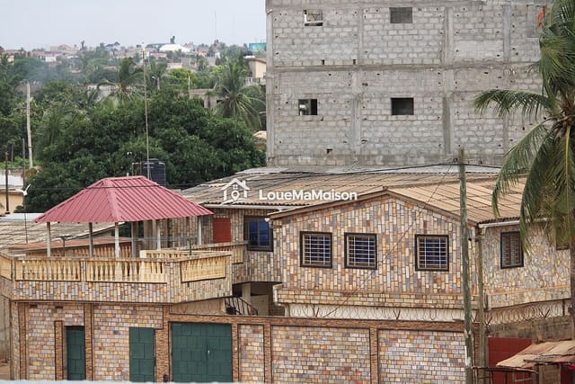 Maison à étage en pierres avec kiosque à Kpota