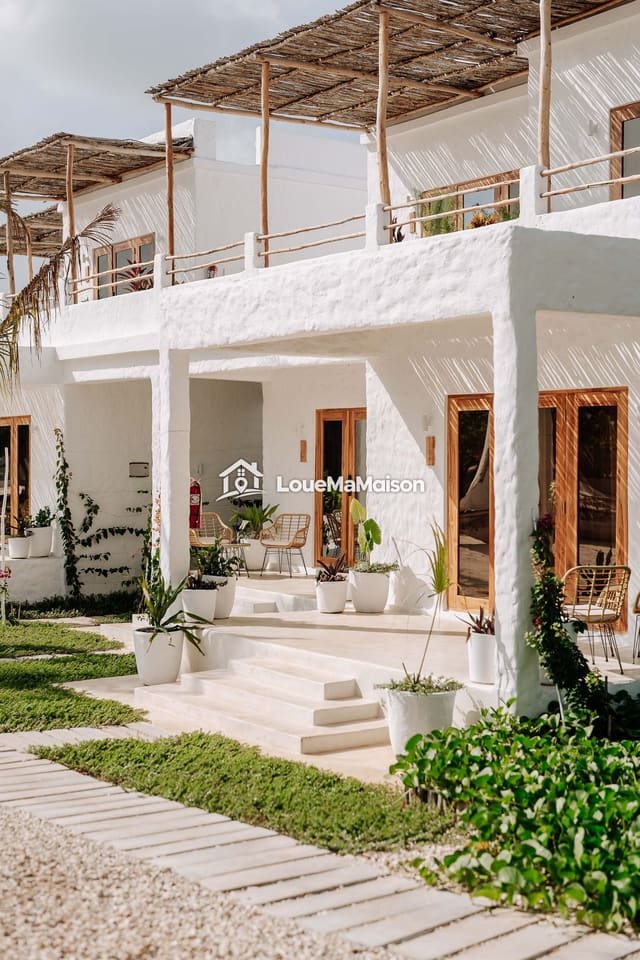 Maison blanche avec véranda et terrasse à Cité Plage