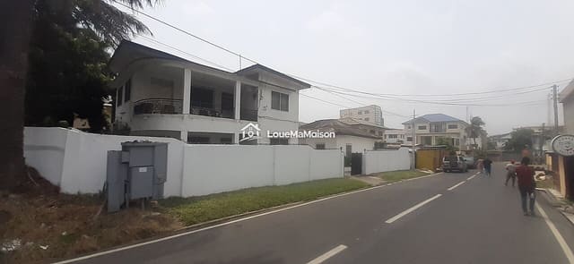 Appartement à l'étage d'une villa à Bonapriso