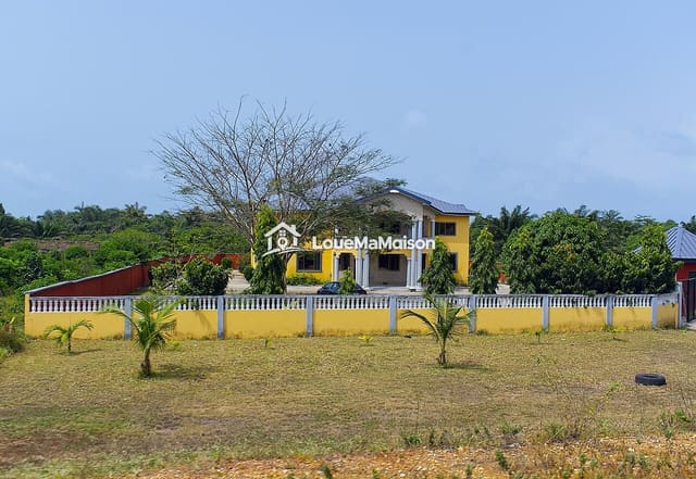 Grande maison jaune 4 chambres à Somgandé
