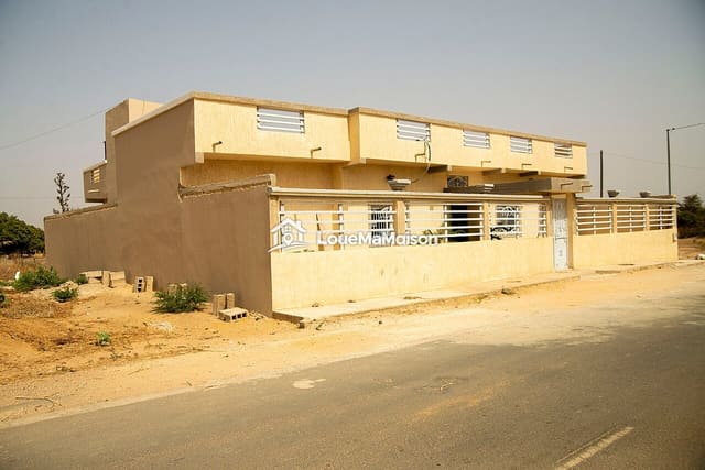 Appartement à l'étage d'une maison beige à Riyad