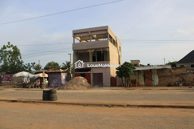 Studio neuf près du goudron à Yassa