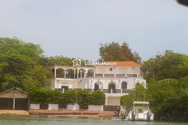 Villa pieds dans l'eau à Saly