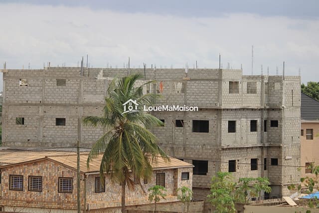 Parcelle avec bâtiment inachevé R+2 à Kossodo