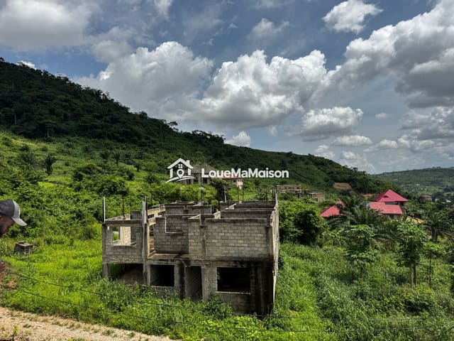 Terrain avec maison en parpaings commencée à Toujounine