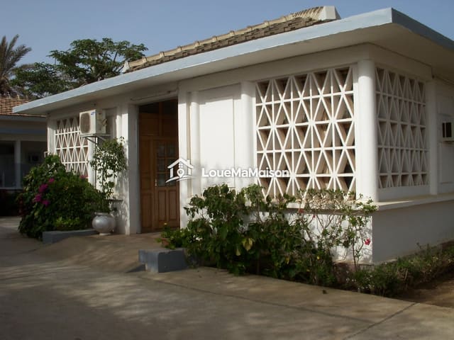 Pavillon blanc avec claustras et jardin à Sacré-Cœur