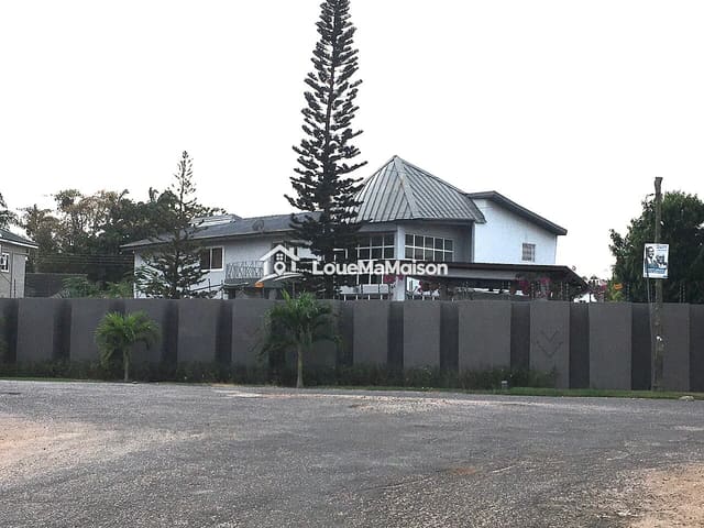 Maison avec cour pavée ombragée à Kati Centre