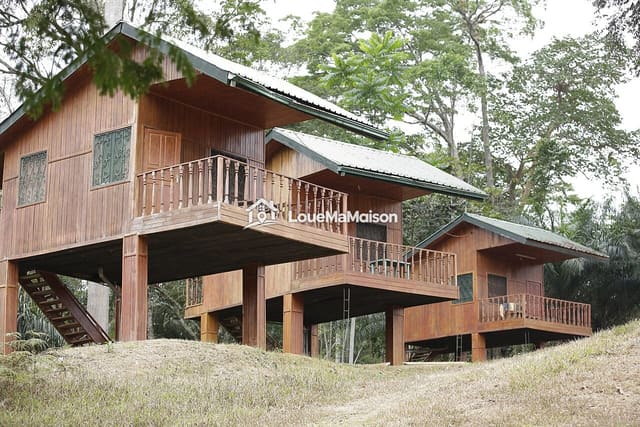 Maison en bois sur pilotis meublée à Tamdja