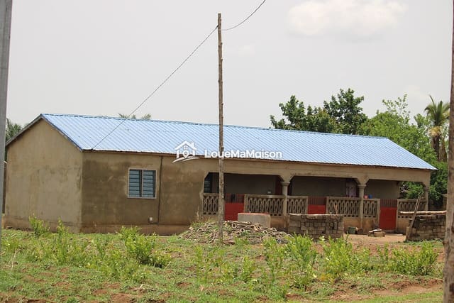 Maison avec véranda et toit bleu à Koudougou