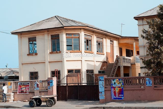 Studio à l'étage avec portail à Abobo