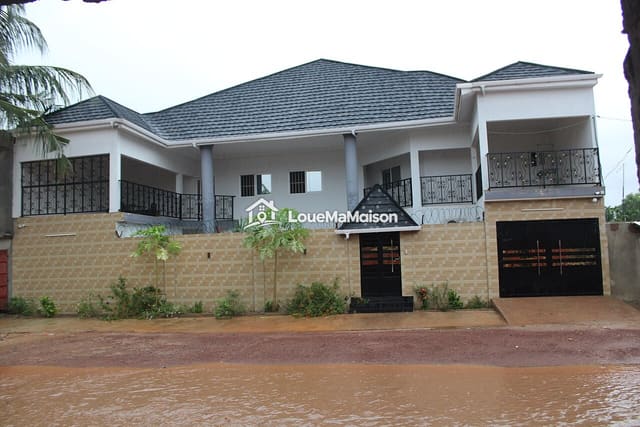 Villa moderne de cinq chambres à Agbalépédo