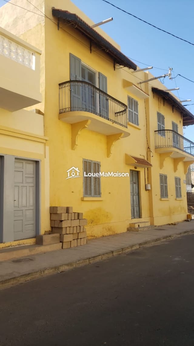 Appartement F3 dans un immeuble jaune à la Médina