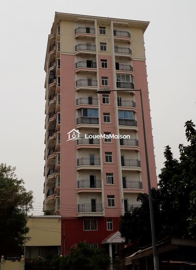 Appartement 3 chambres dans une tour à Kipé