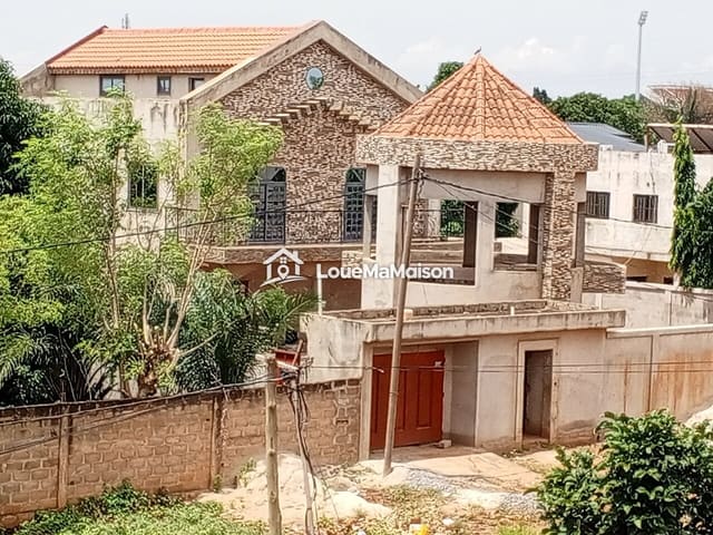 Studio indépendant dans une villa en pierre à Gbégamey