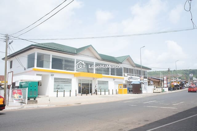 Boutique vitrée dans un immeuble neuf à Hamdallaye