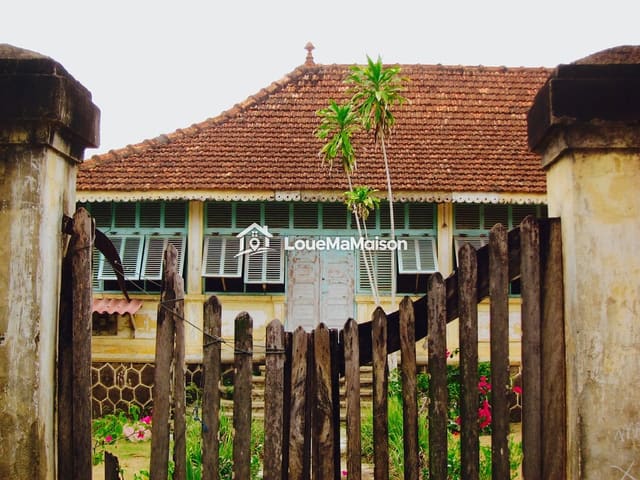Villa coloniale à toit de tuiles au Quartier France