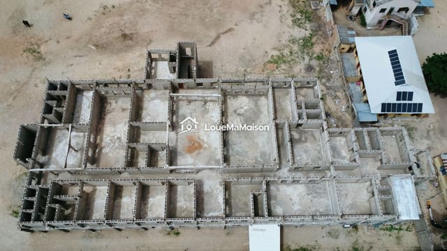 Parcelle sableuse avec fondations coulées à Riyad