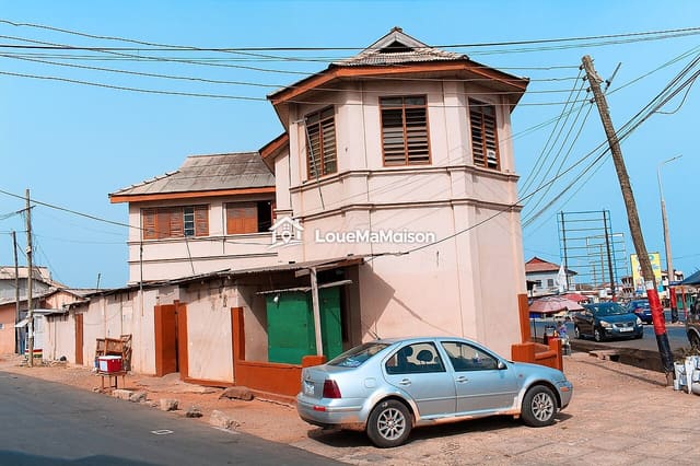 Chambre-salon dans une maison à tourelle à Akodésséwa