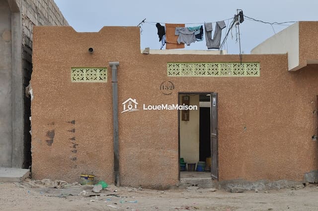Maison ocre de 3 chambres avec salon à Basra