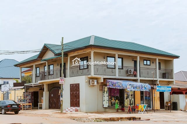 Appartement 2 chambres sur boutiques à Banikanni
