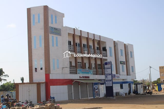 Appartement au-dessus des boutiques à Arafat Carrefour