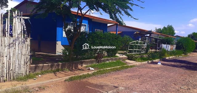 Maison bleue au toit rouge à la Balise