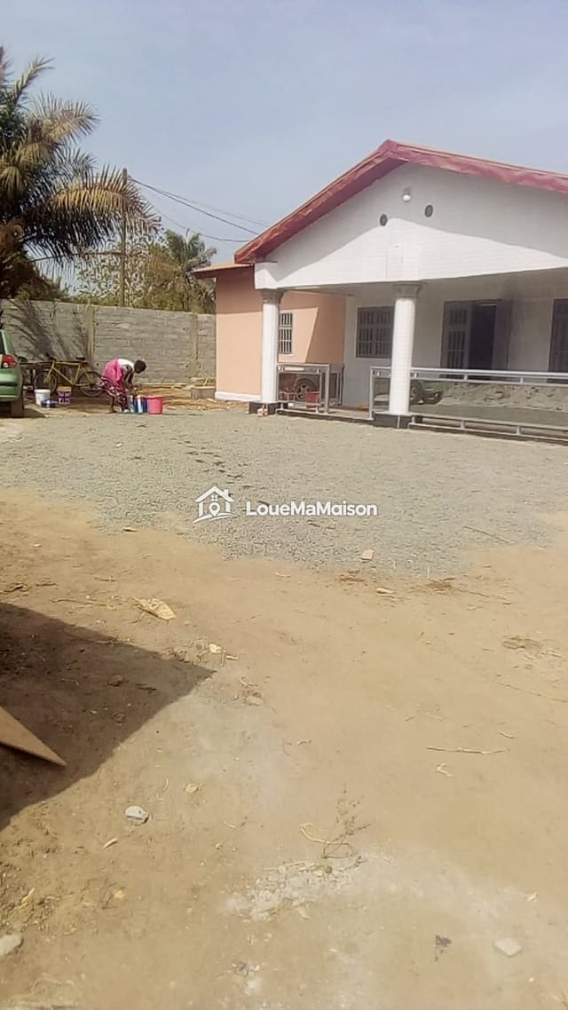 Maison récente à colonnes avec cour à Koloma