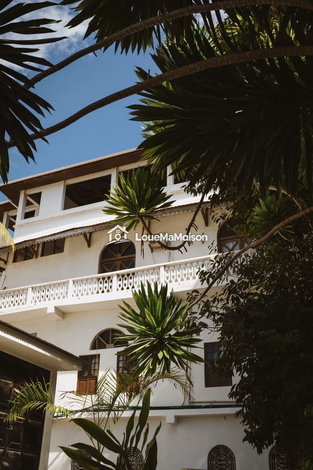Maison blanche avec balcon à balustres à Cansado
