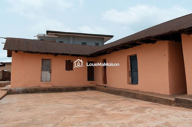 Villa en L autour d'une cour cimentée à Faladié
