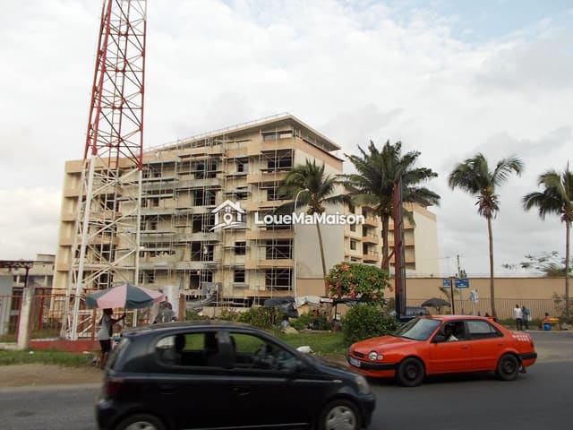 Terrain de 600 m² pour base de chantier à Riviera Faya