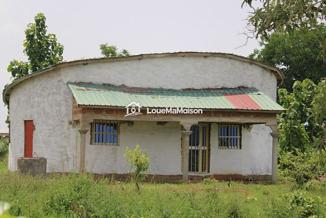Maison blanche avec véranda à piliers à Kara
