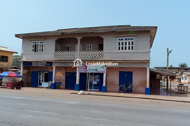 Appartement au-dessus des boutiques à Matam