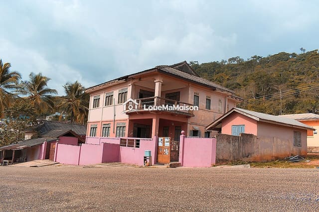 Maison rose à étage avec balcon à Magnambougou