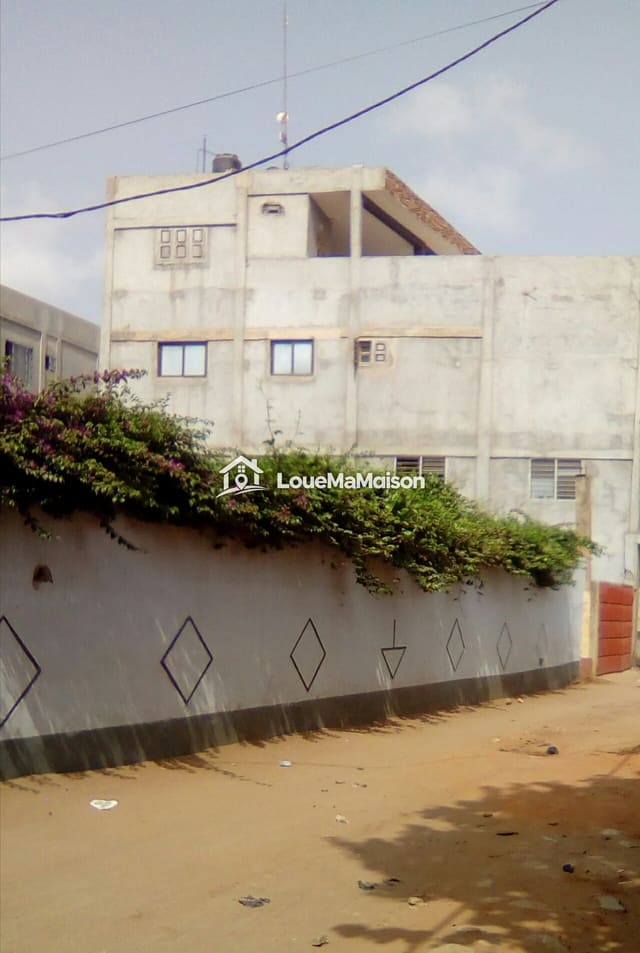 Studio dans une cour fleurie à Badalabougou