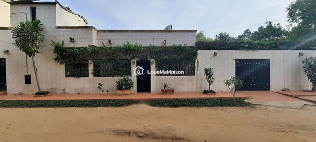 Appartement de plain-pied dans une cour à Grand Village