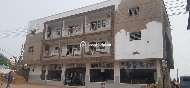 Appartement au-dessus des boutiques à Treichville