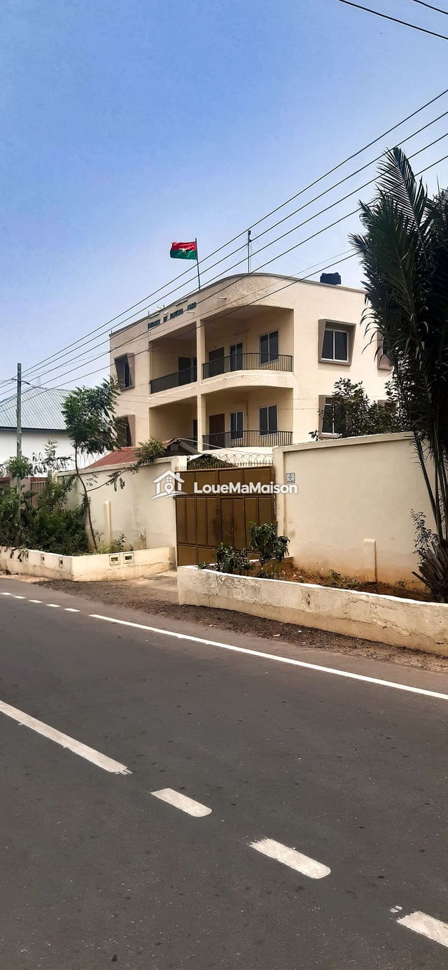 Appartement 3 chambres en résidence gardée à l'ACI 2000