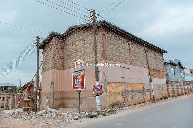 Terrain en bord de route avec bâtiment commencé à Sikasso