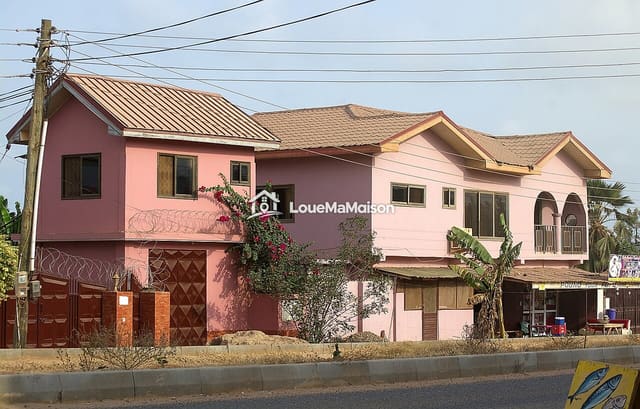Maison jumelle à étage avec bougainvillier à Korofina