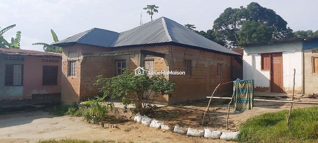 Maison en briques au toit à quatre pans à Owendo