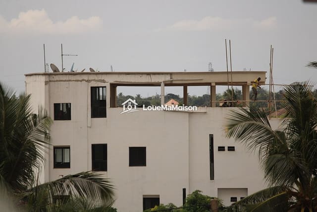 Appartement de trois chambres au 2e étage à Nyékonakpoè