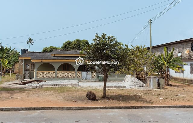 Studio dans une maison à arcades à Ekounou