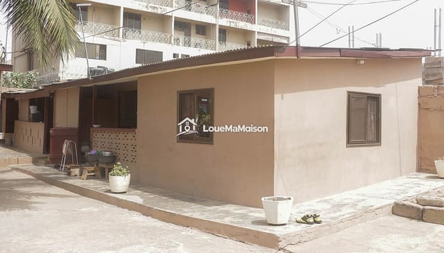 Petite maison 3 pièces avec terrasse à Niangon