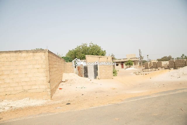 Parcelle de 400 m² entourée de murs à Thiès Est
