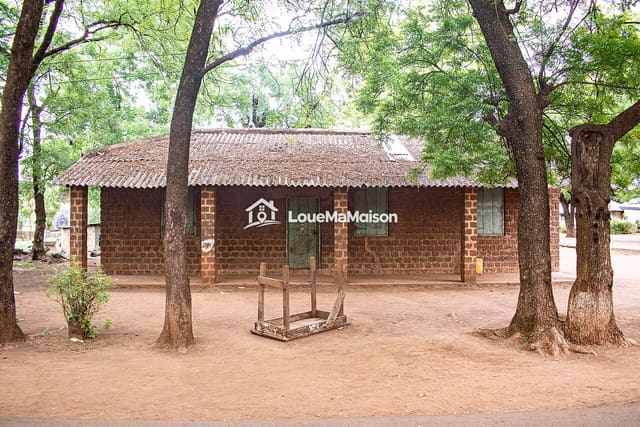 Maison en briques avec véranda ombragée à Labé