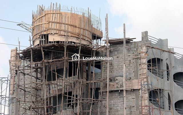 Terrain de 450 m² avec bâtiment en chantier à Togba