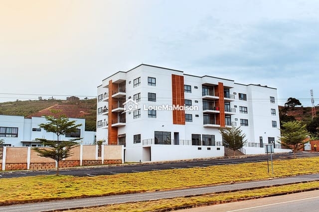 Appartement 3 chambres avec balcon à Camayenne